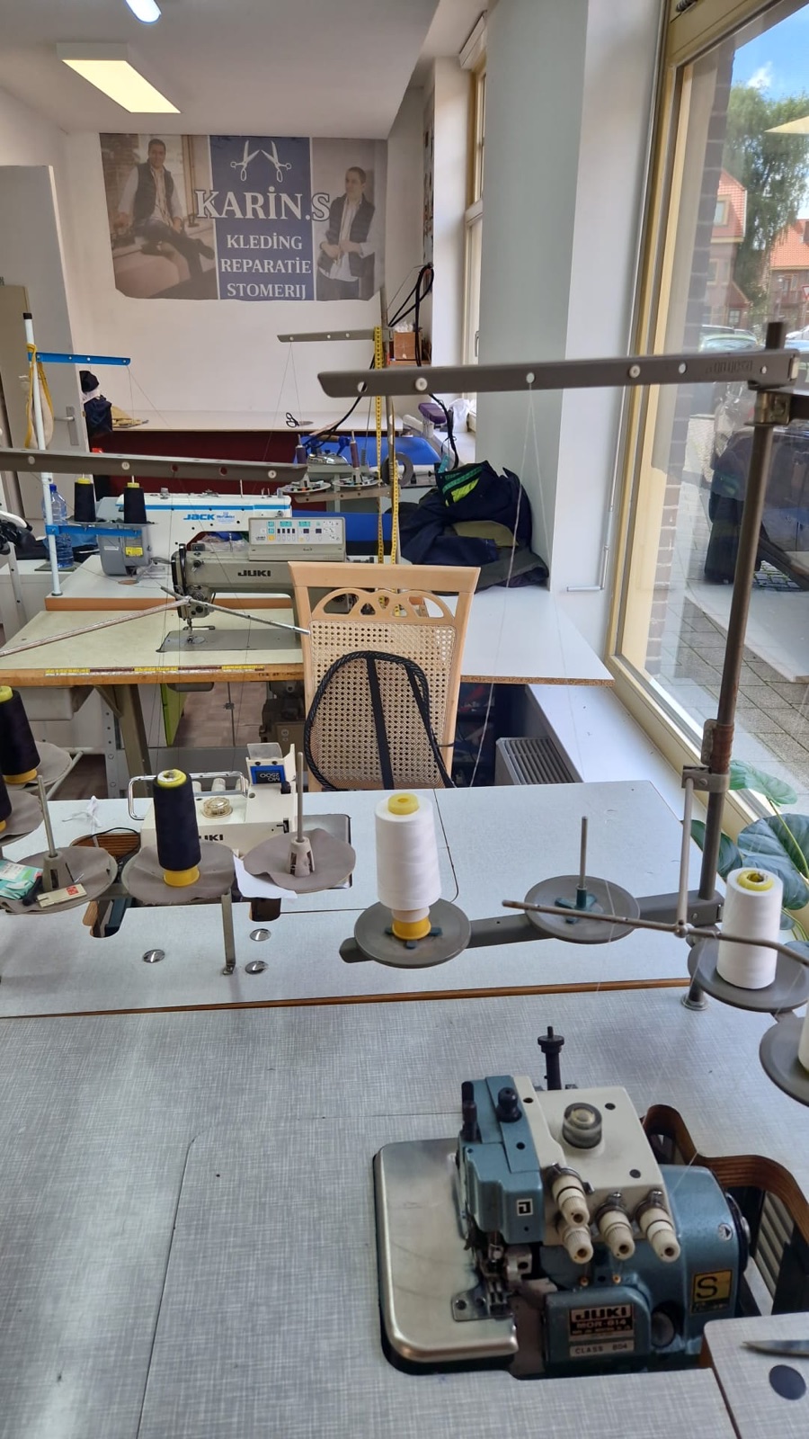 JUKI naaimachines met klosjes garen in het atelier