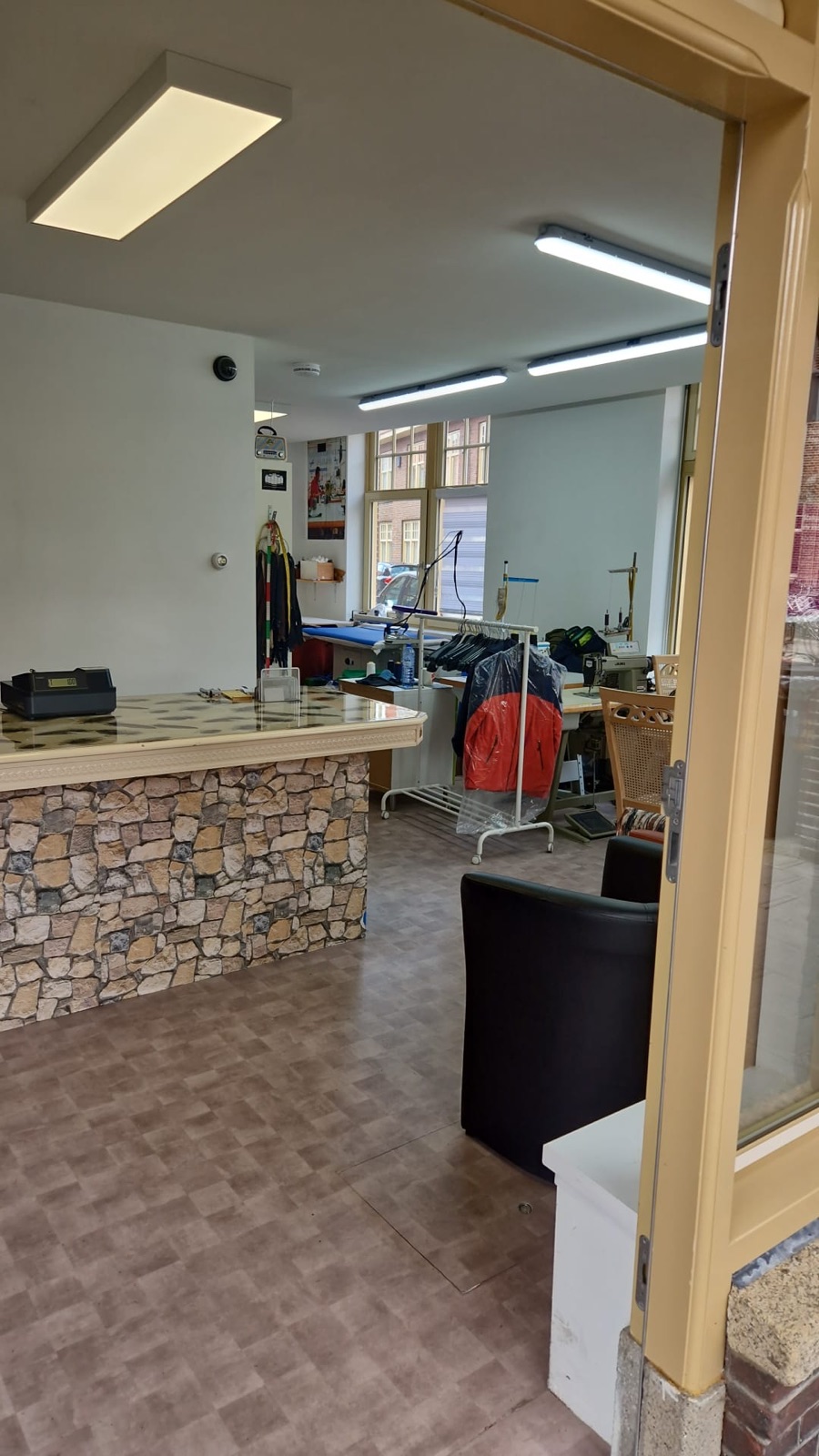 De winkel met balie en garderobe